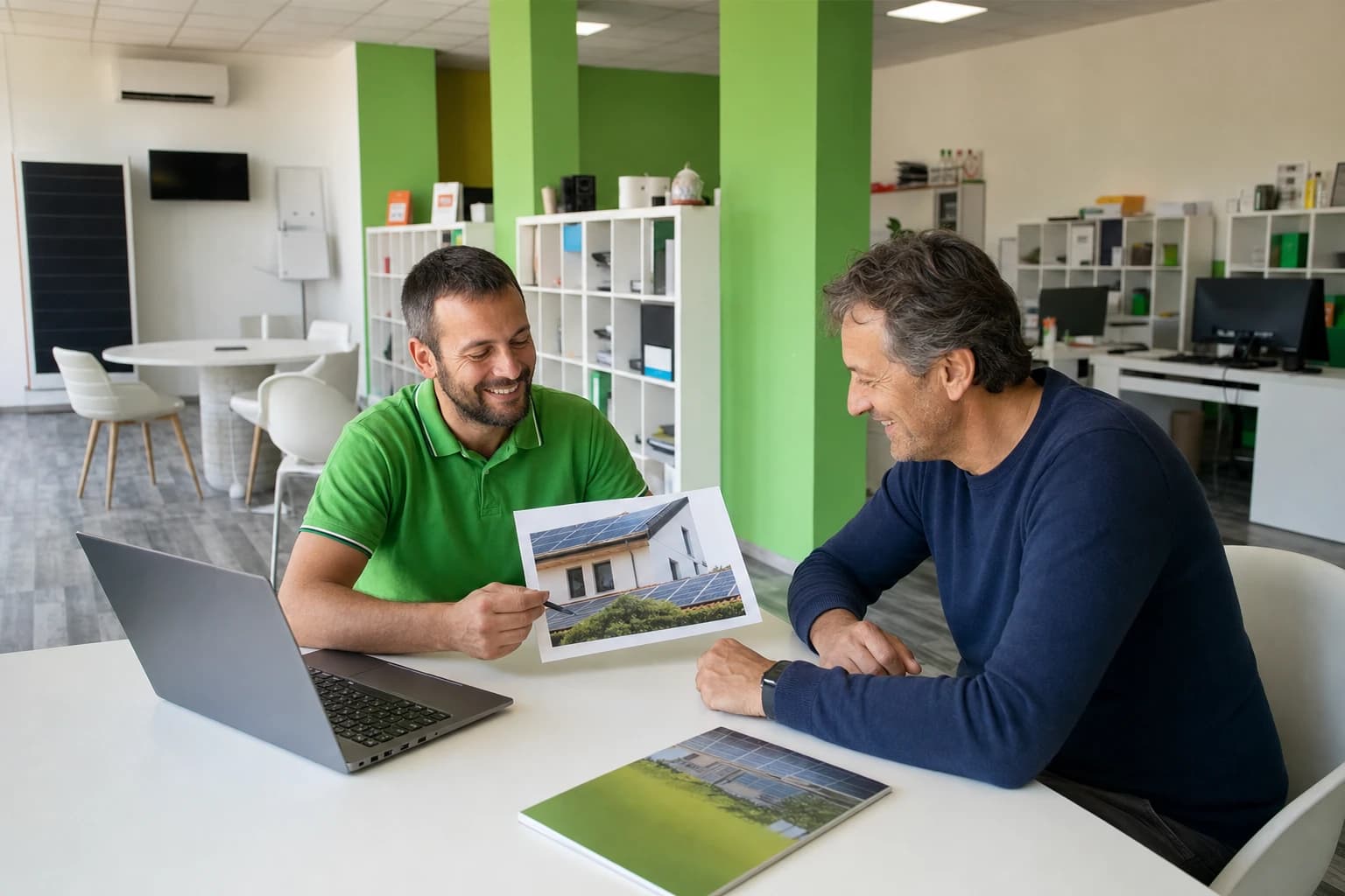 Consulente AddioContatore.it con un cliente nello store