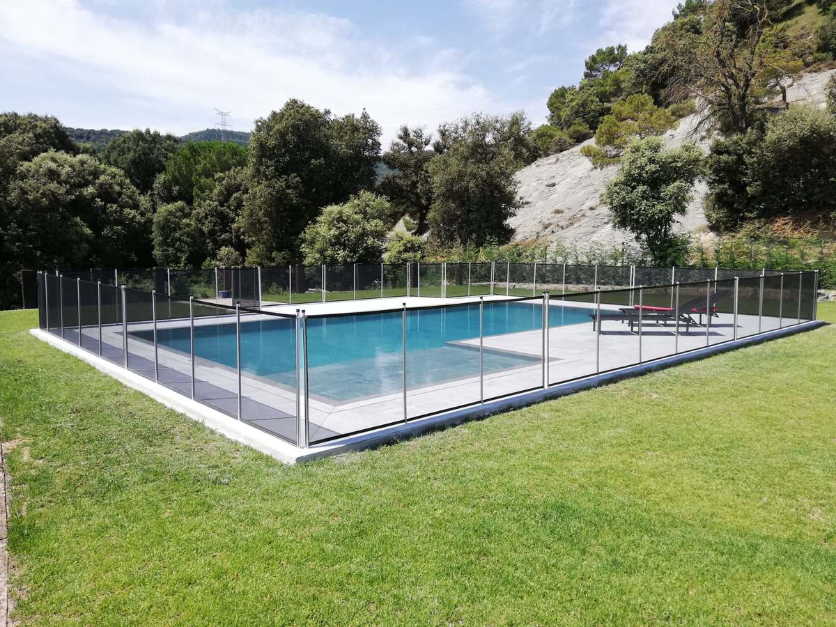 Piscine rectangulaire entièrement clôturée par la clôture BabySecur, dans une villa à flanc de colline
