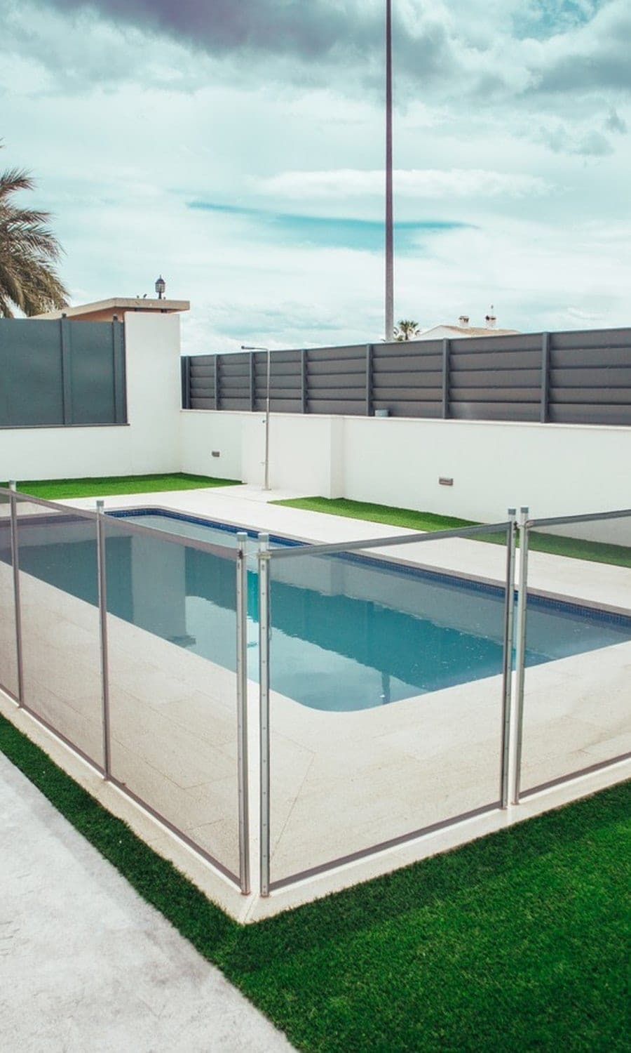 Angolo della recinzione BabySecur montata lungo il bordo di una piscina privata