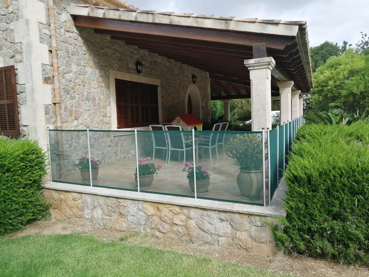 Clôture BabySecur protégeant l'accès à la terrasse d'une villa en pierre