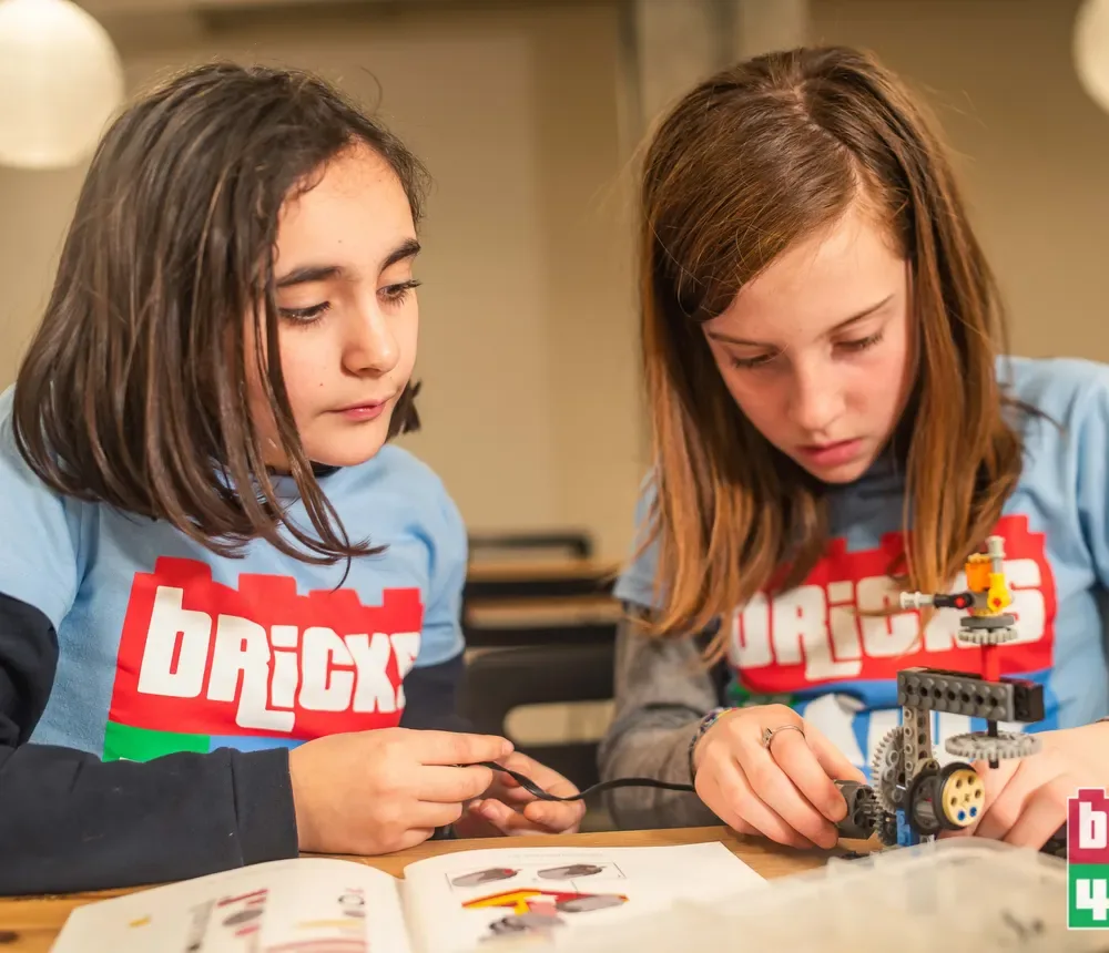 Kit di mattoncini LEGO, ingranaggi e motori pronti per un laboratorio STEM