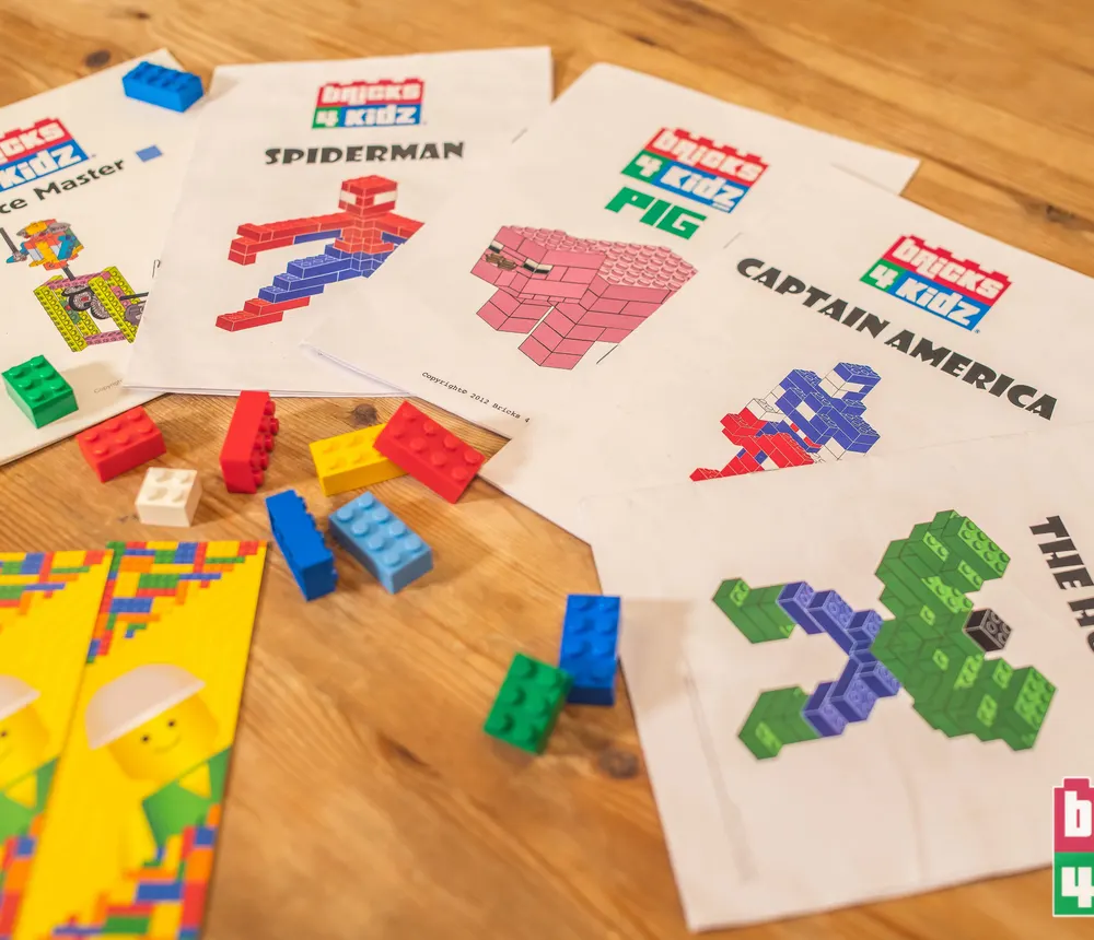 Tutor che segue un gruppo di bambini in un workshop Bricks 4 Kidz in una scuola