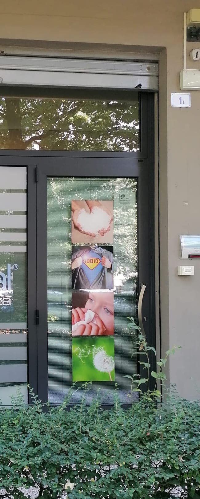 L'ingresso di un centro Clinica del Sale con il marchio Aerosal in vetrina