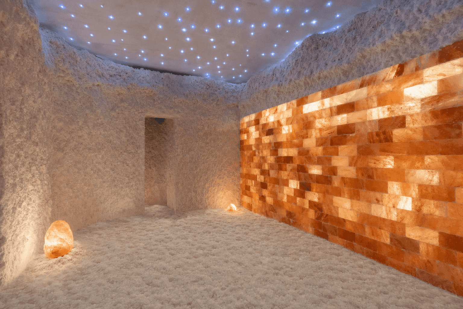 Grotta di sale Clinica del Sale, ambiente di haloterapia con pareti di sale e luce azzurra
