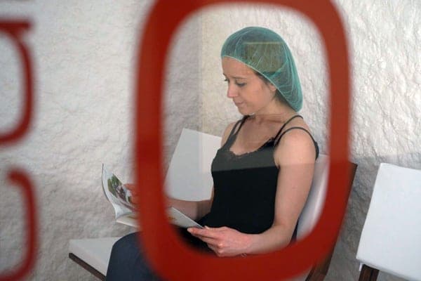 Grotta di sale Clinica del Sale con lettini in legno e soffitto stellato azzurro