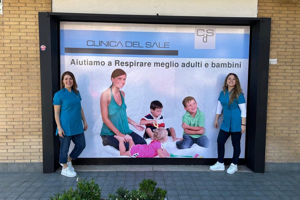 Le operatrici di un centro Clinica del Sale davanti alla vetrina del punto vendita