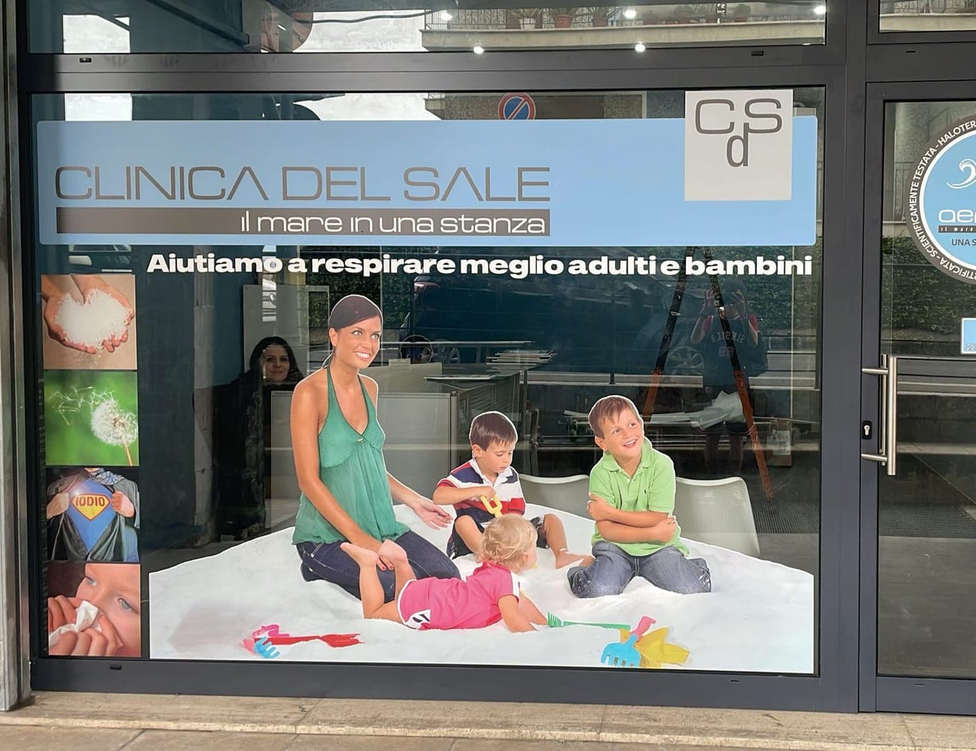 La vetrina di un centro Clinica del Sale con il marchio Aerosal