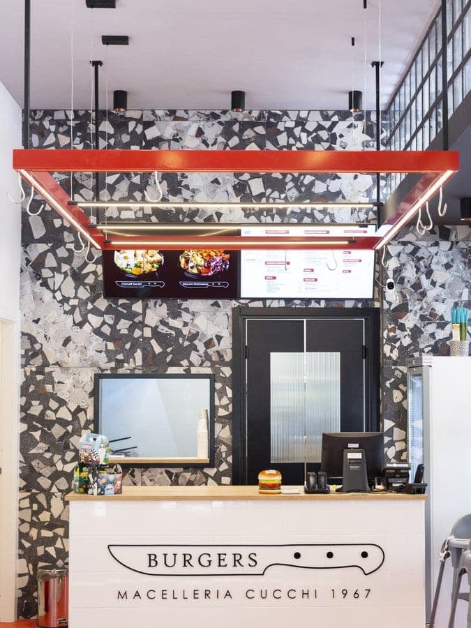 Banco Cucchi Burgers con insegna Macelleria Cucchi 1967