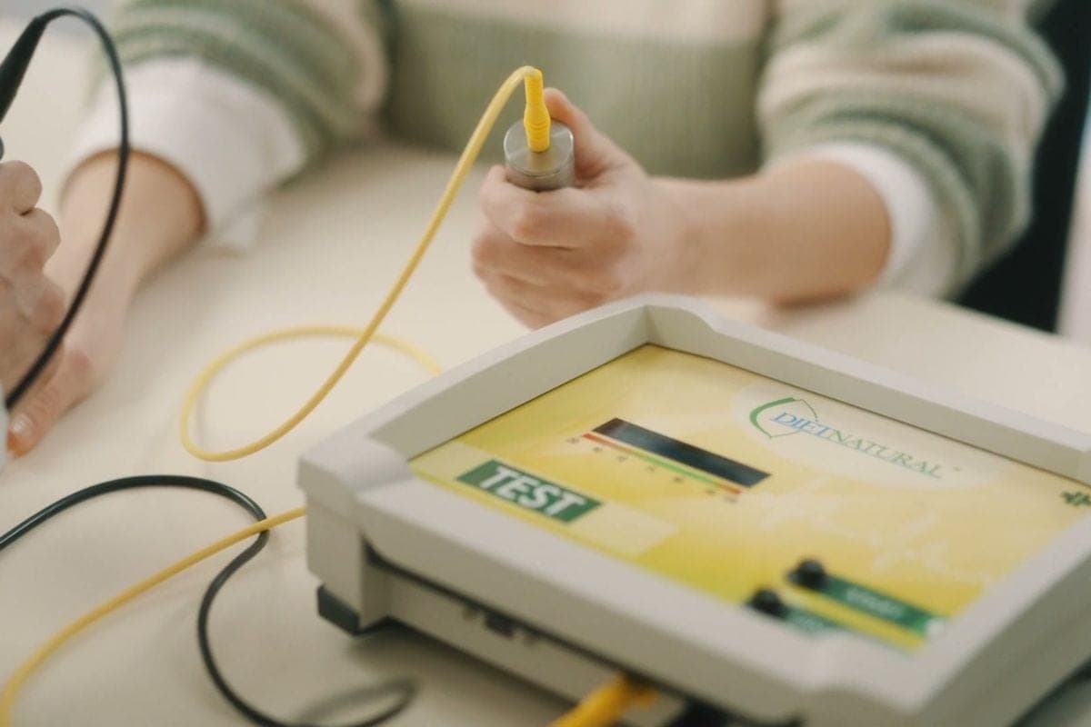 Mani della consulente durante un test delle intolleranze alimentari con l'apparecchio Diètnatural