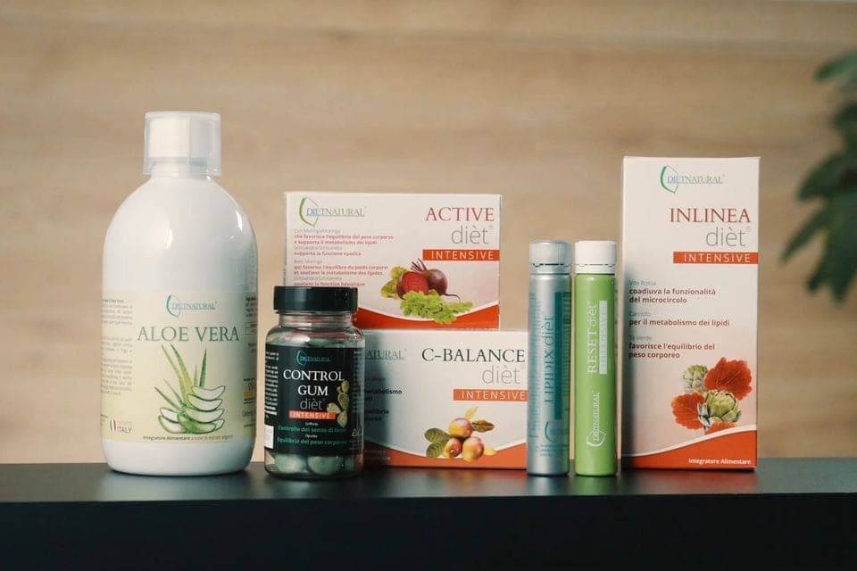 Integratori Diètnatural del laboratorio ERFO su un ripiano in legno: aloe vera, Active diet, Inlinea, C-Balance e Control Gum