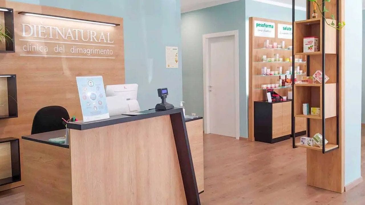 Reception di un altro centro Diètnatural con l'insegna «clinica del dimagrimento», scaffali dei prodotti e area d'attesa