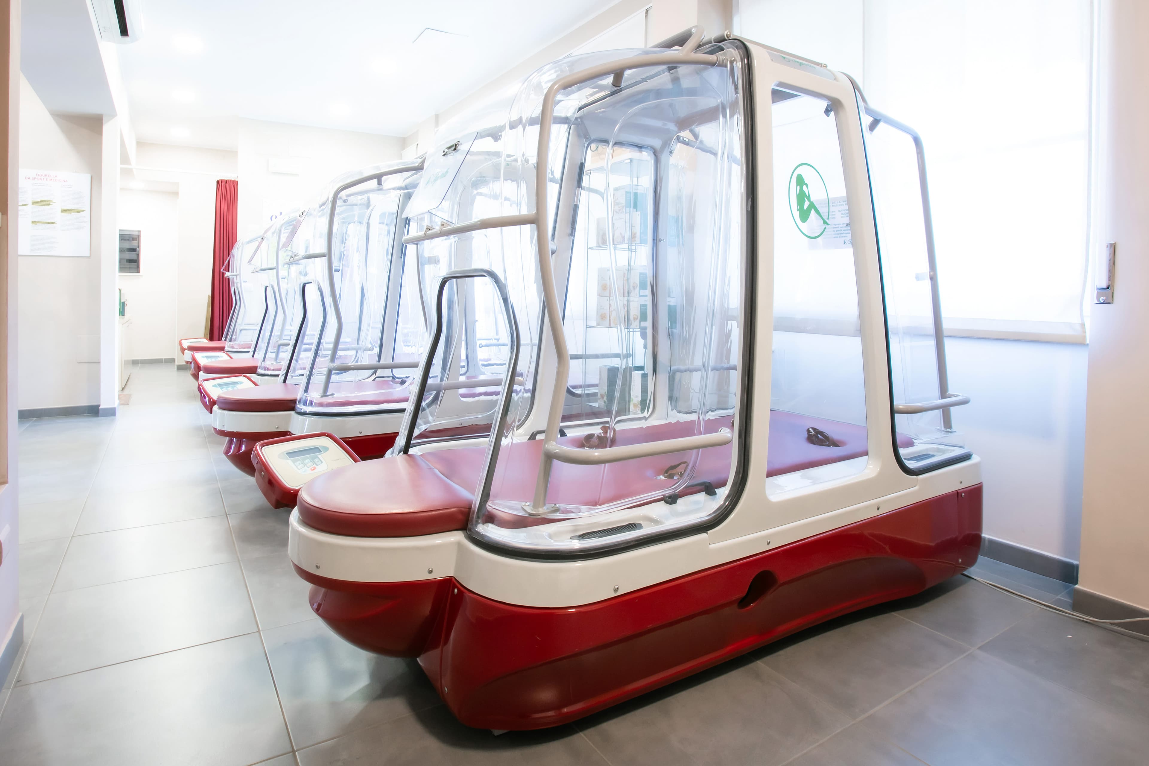 Centro Figurella, fila di lettini termoattivi pronti per i trattamenti