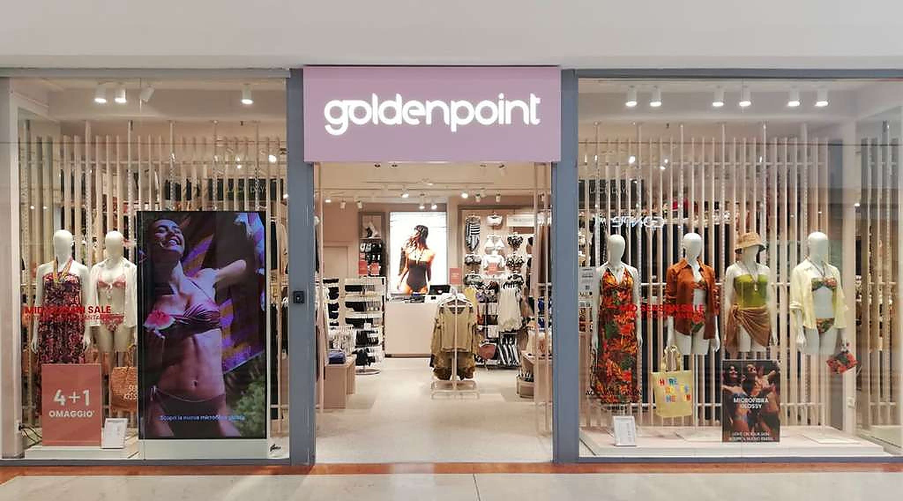 Negozio Goldenpoint con collant, lingerie e beachwear italiani