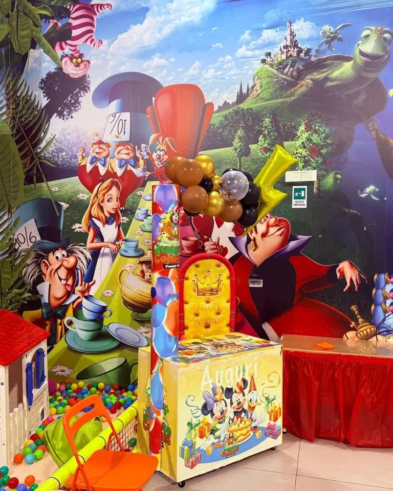 Sala feste del Ruggito del Coniglio con il trono degli auguri, palloncini e murales