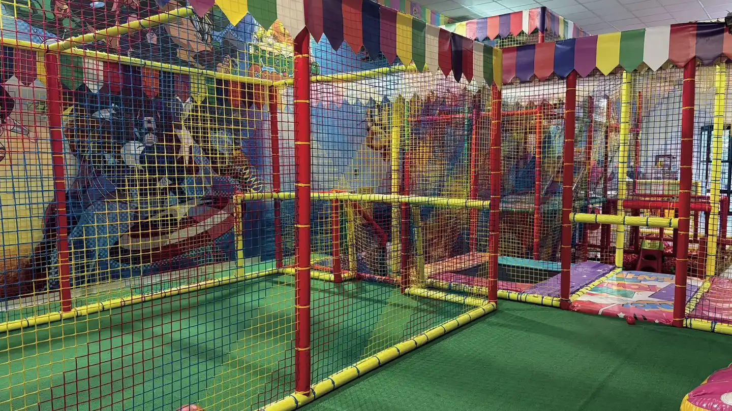 Playground su più livelli con reti colorate e bandierine nel parco di Genzano di Roma
