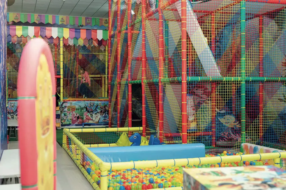 Vasca palline e playground con reti colorate al Ruggito del Coniglio