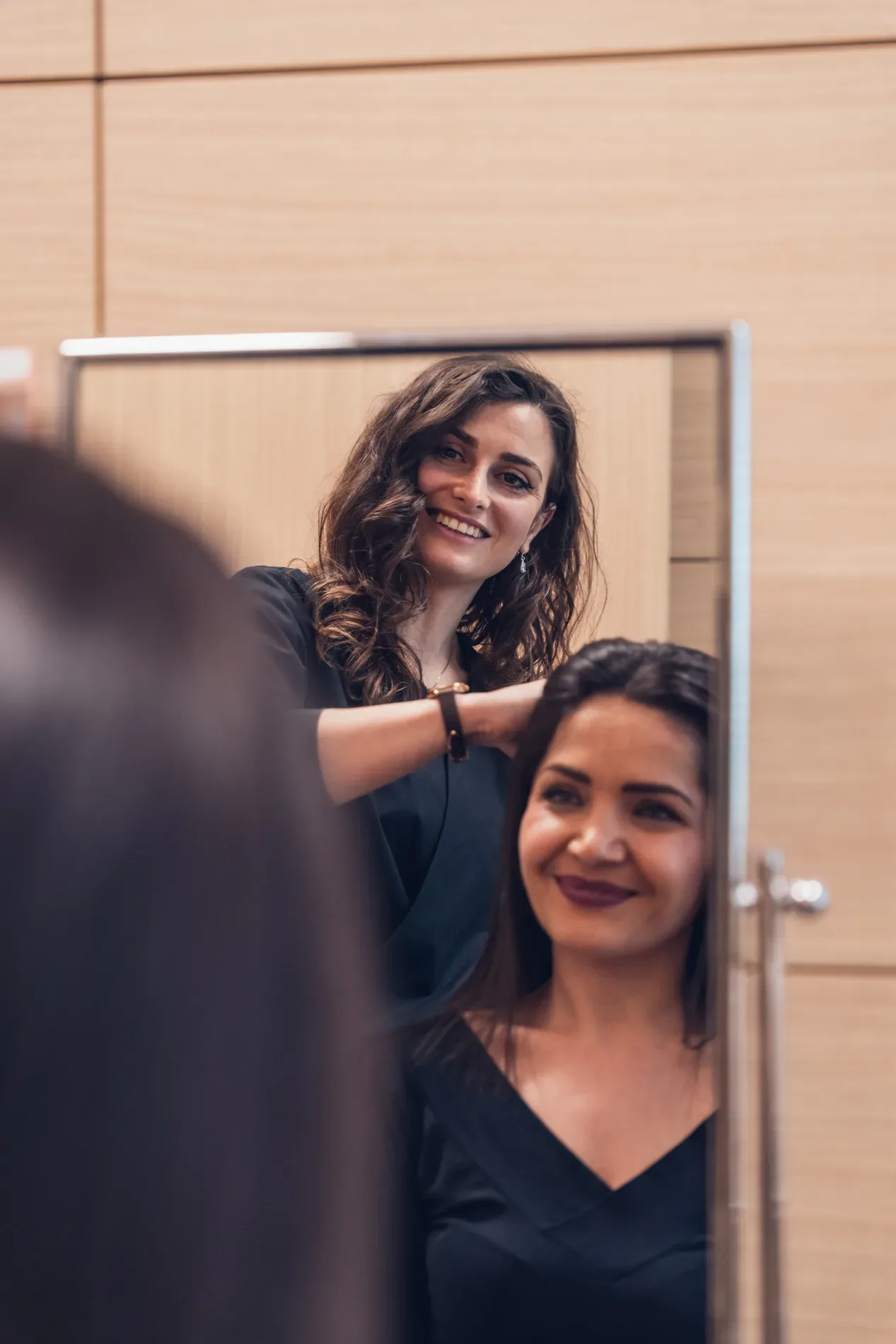 Specialista Istituto Giglio con una cliente sorridente allo specchio