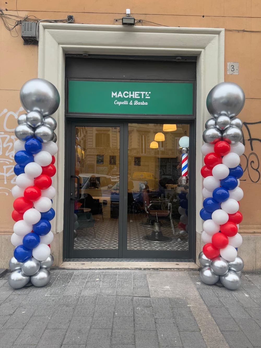 Salone Machete Capelli & Barba, vetrina del punto vendita