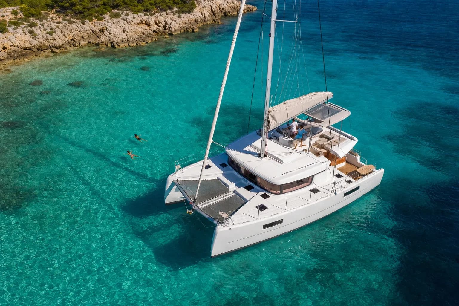 Catamarano MadMax all'ancora in una baia dal mare turchese
