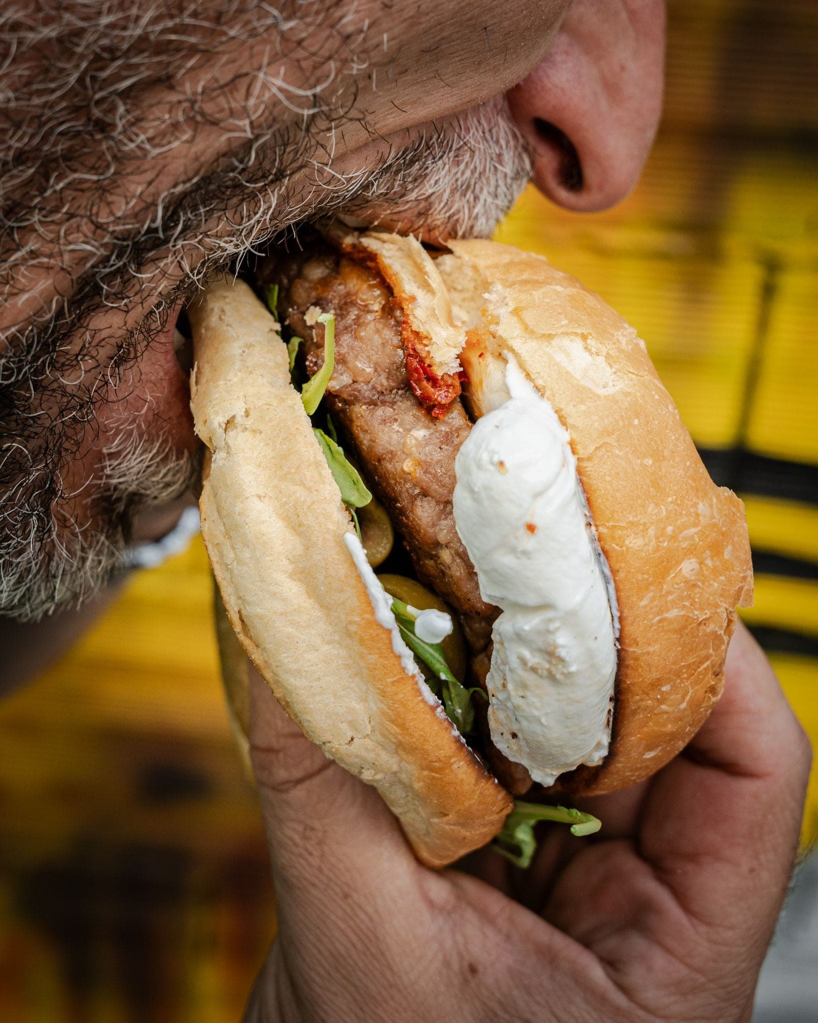 Interni Makako Urban, atmosfera fast casual con tavoli gialli e design industriale