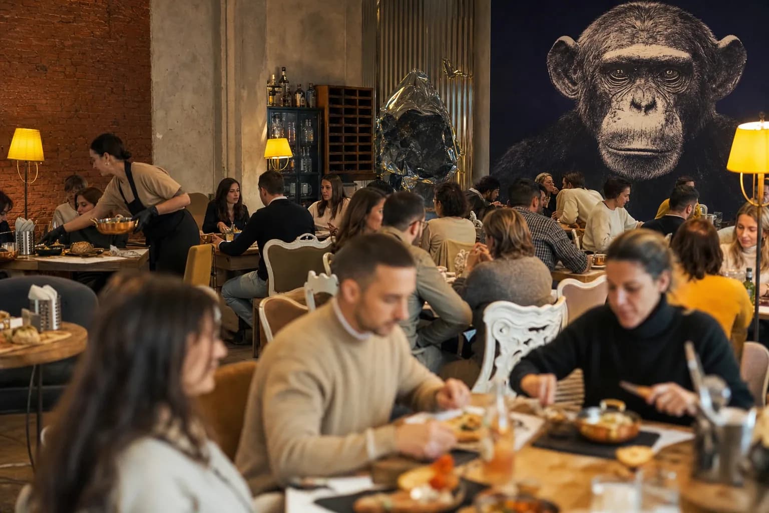 Interni Makako Cucina Onnivora, ambiente fast casual con design industriale e tavoli gialli a Ragusa