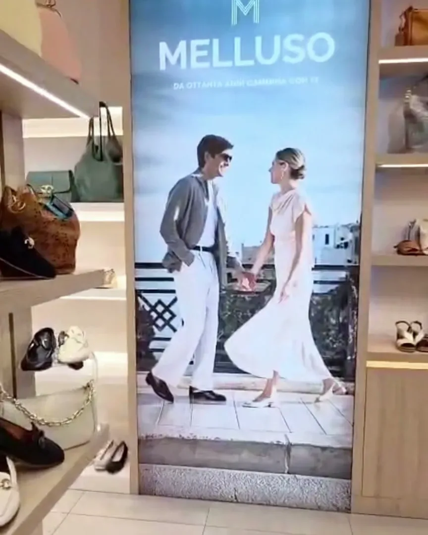 Lightbox con la campagna Melluso tra gli scaffali di scarpe e borse