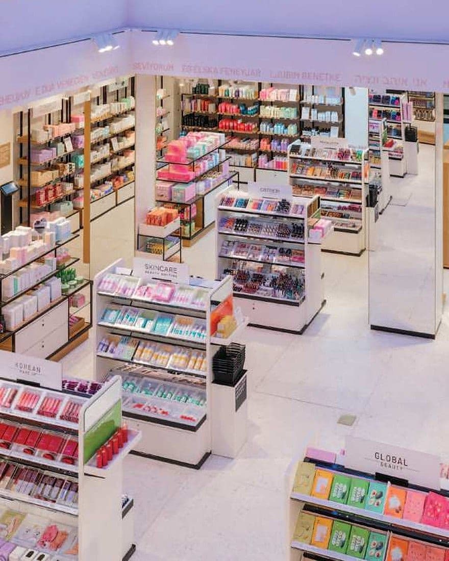 Interno store OVS con allestimento contemporaneo