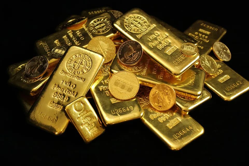 Lingotti e monete d'oro su fondo nero
