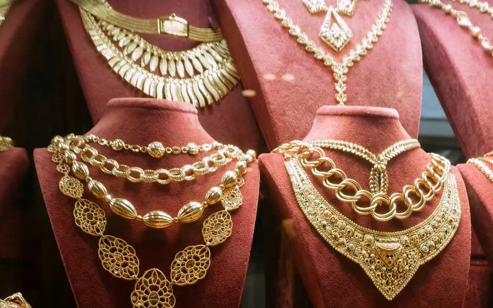 Collane d'oro esposte sui busti di una vetrina