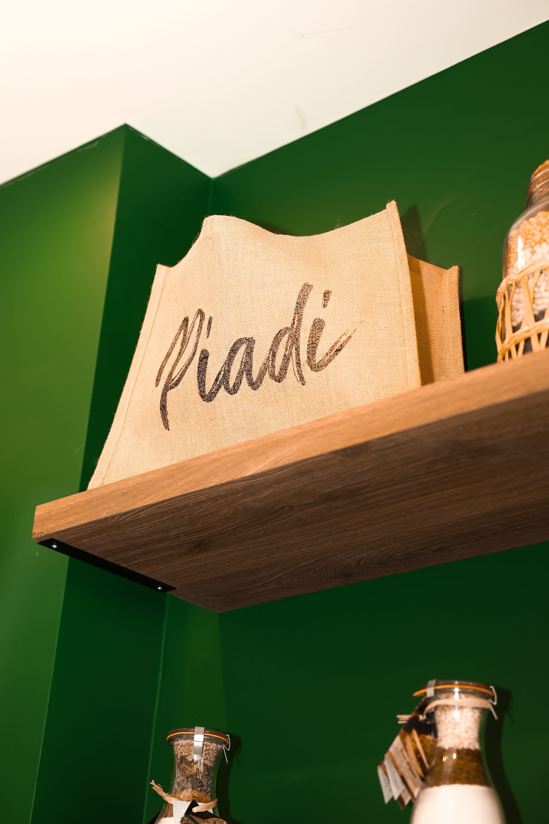 Shopper Piadi in juta, dettaglio del punto vendita