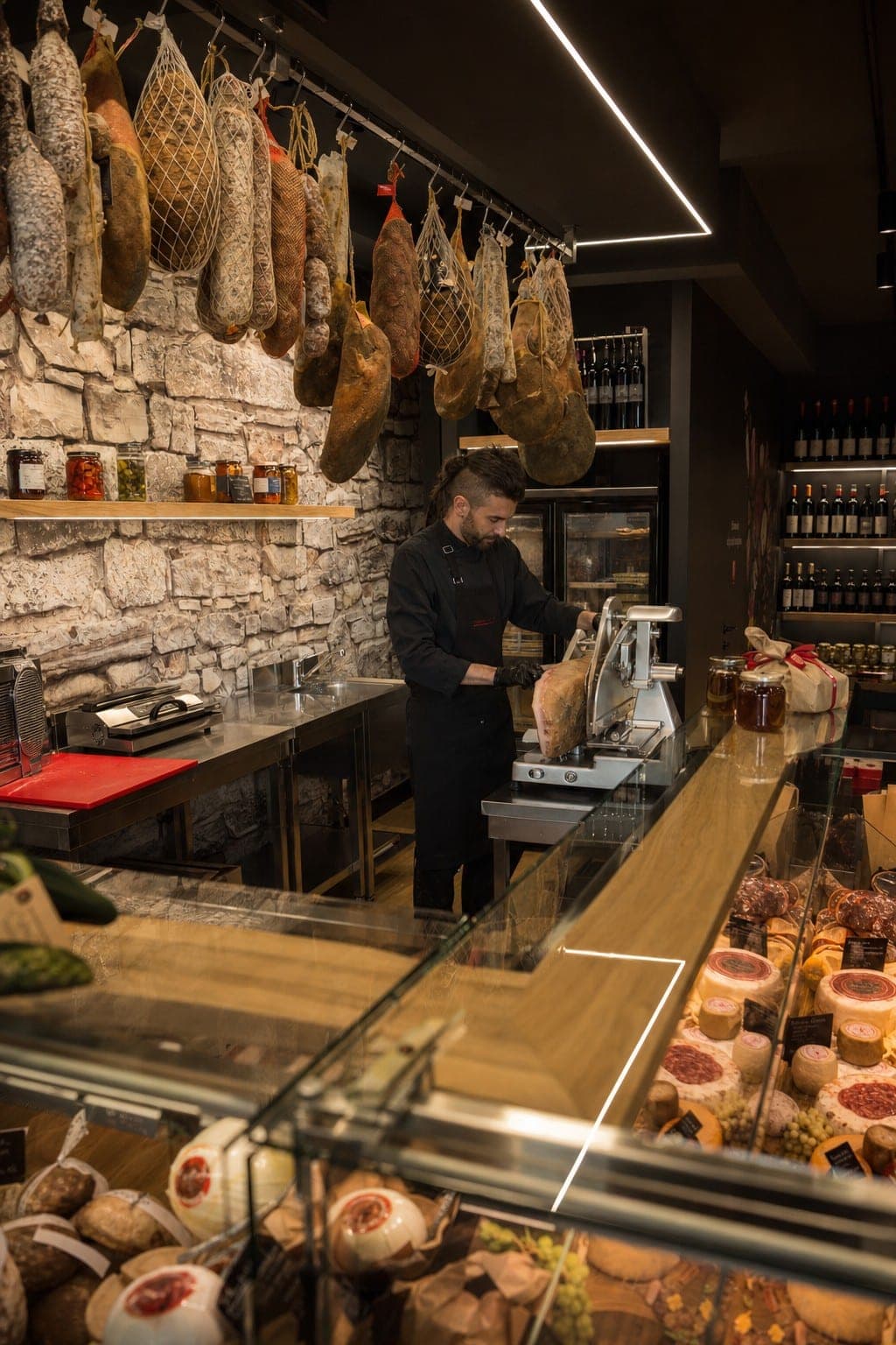 Selezione di salumi, formaggi e vini tipici toscani Quintovizio