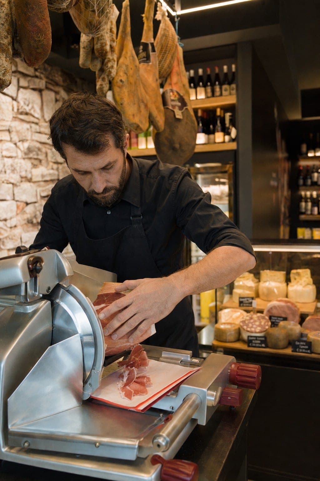 Scaffali di vini e prodotti tipici nella bottega Quintovizio