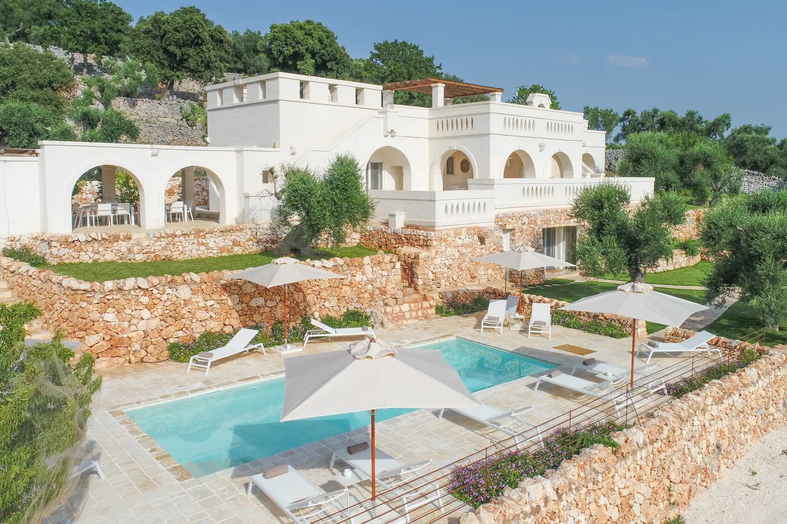 Masseria di pregio con piscina e ulivi in Puglia, dal portafoglio RARO Real Estate & Hospitality