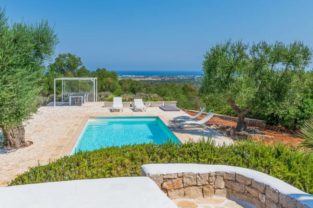 Piscina di una villa RARO tra gli ulivi secolari, con vista sul mare della costa pugliese