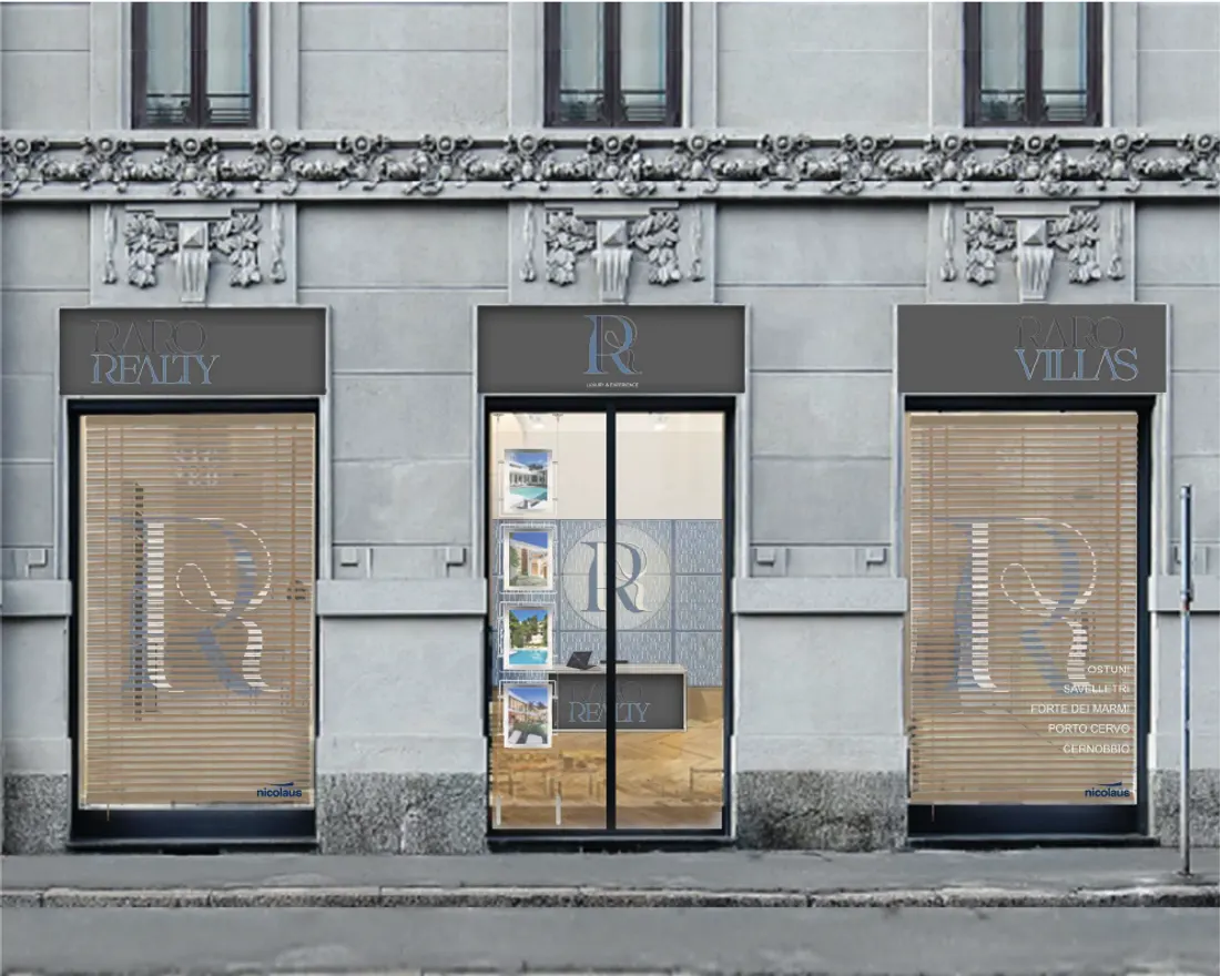 Vetrine su strada di un'agenzia RARO Real Estate & Hospitality
