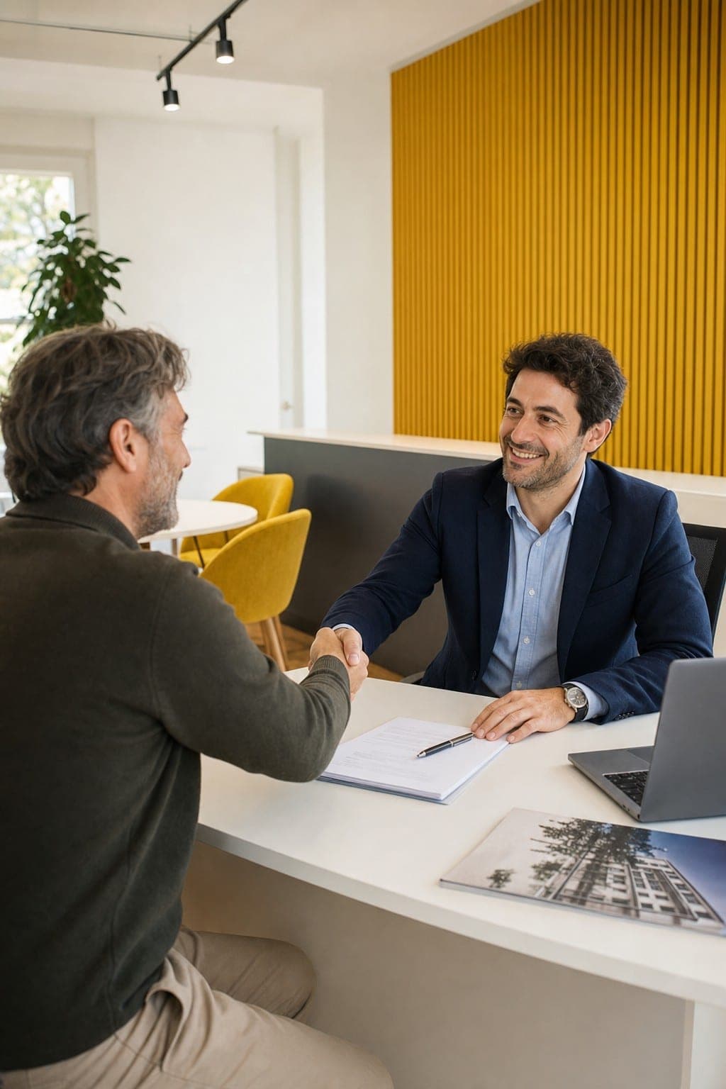 Affiliato SoloAffitti firma un contratto di locazione con un proprietario