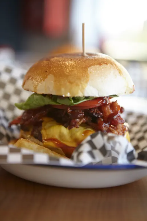 Hamburger gourmet Strike! Burger con bacon e patatine