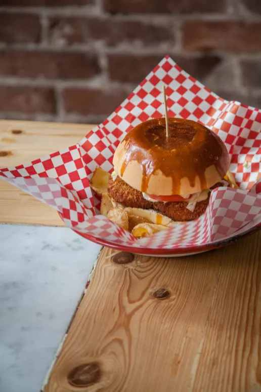 Hamburger gourmet Strike! Burger con patatine nel cestino a quadretti