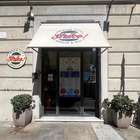 Vetrina del locale Strike! Burger con insegna American Taste