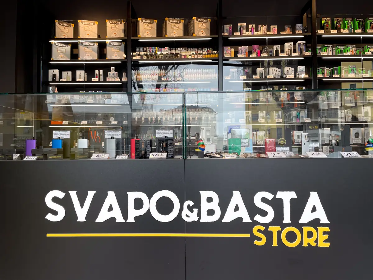 Banco di uno Svapo&Basta Store con l'insegna del marchio e le vetrine dei dispositivi