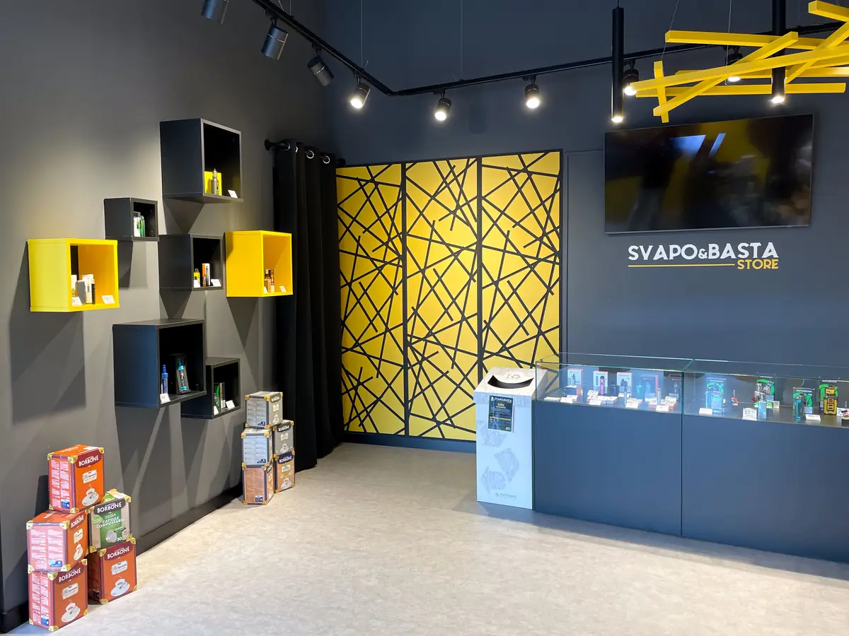 Ingresso di uno Svapo&Basta Store con il pannello giallo e le mensole a cubo