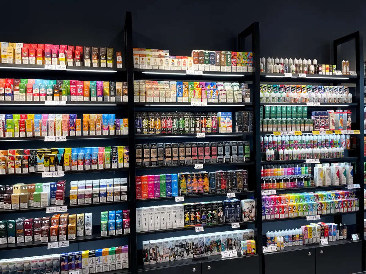 Parete di liquidi pronti, shot e aromi in uno Svapo&Basta Store