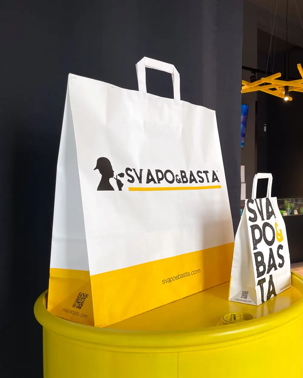 Shopper Svapo&Basta su un espositore giallo dentro uno store