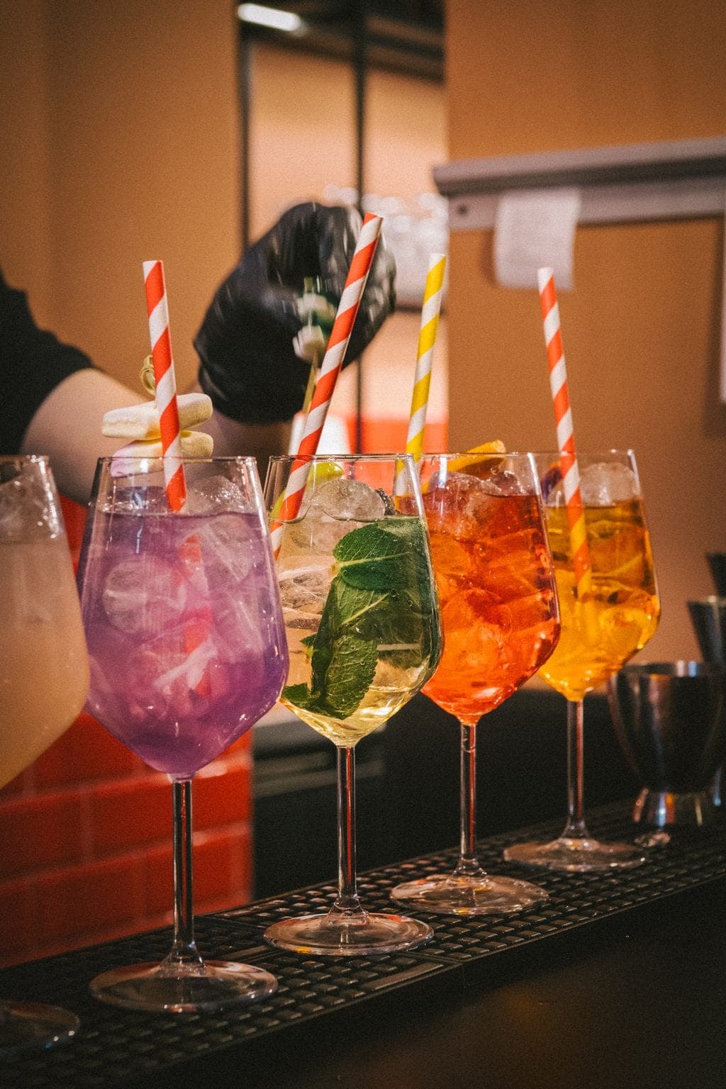 Cocktail e aperitivi colorati serviti da Trivè