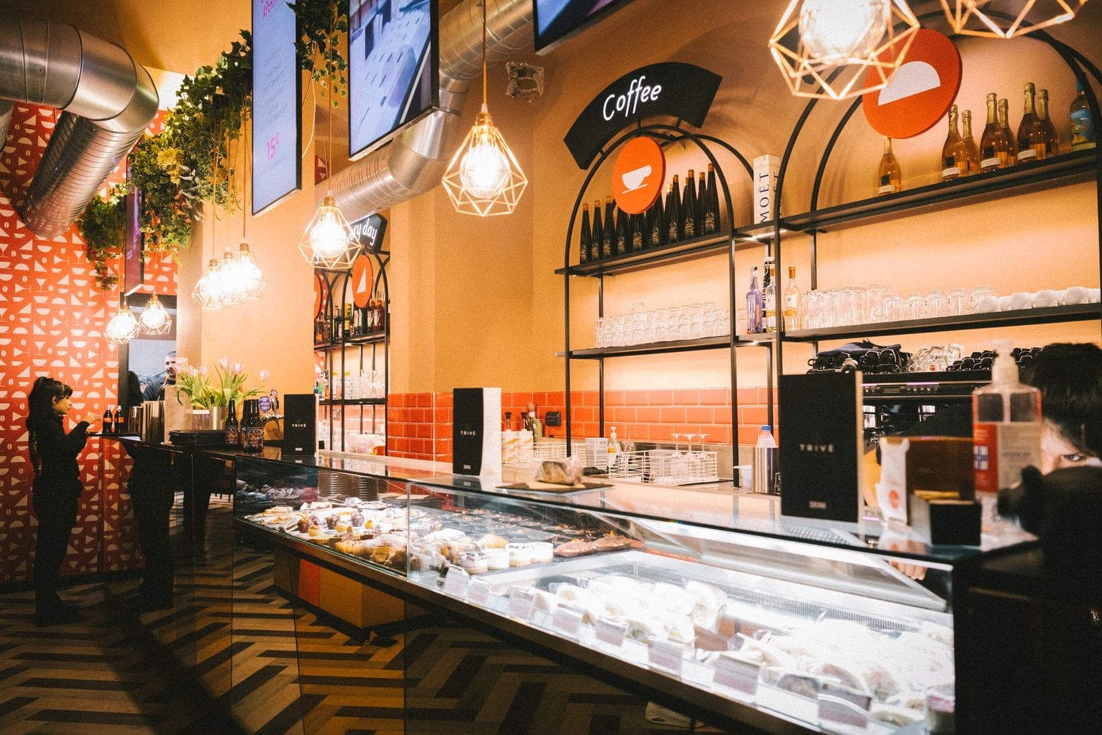 Bancone e vetrina food di un locale Trivè