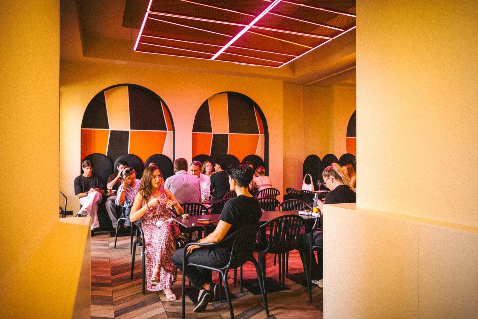 Sala di un locale Trivè con clienti a tavola