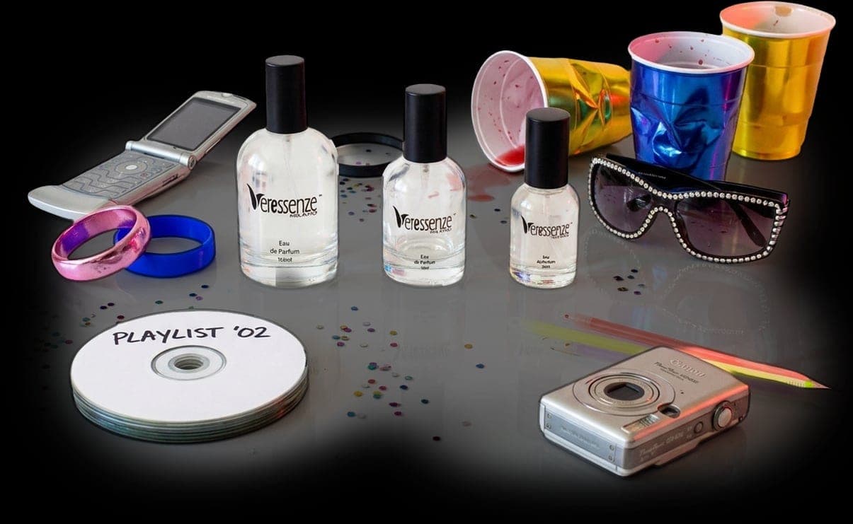 Flacone di eau de parfum Veressenze e il gesto del profumo