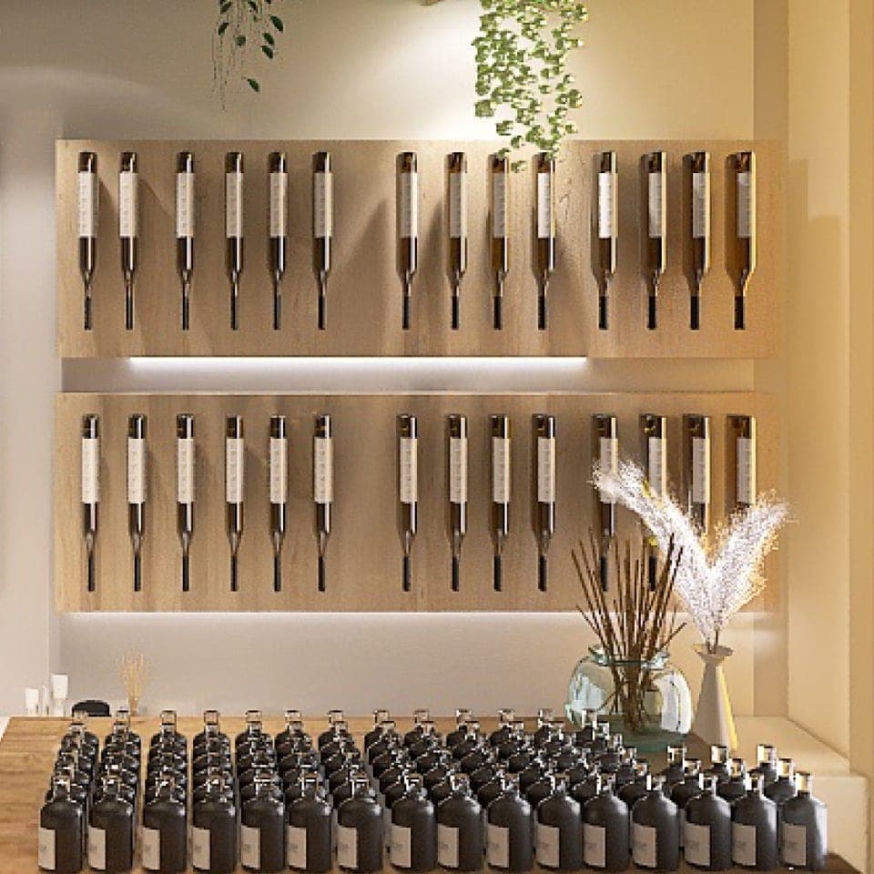 Parete di profumi alla spina nel Perfume Bar Veressenze