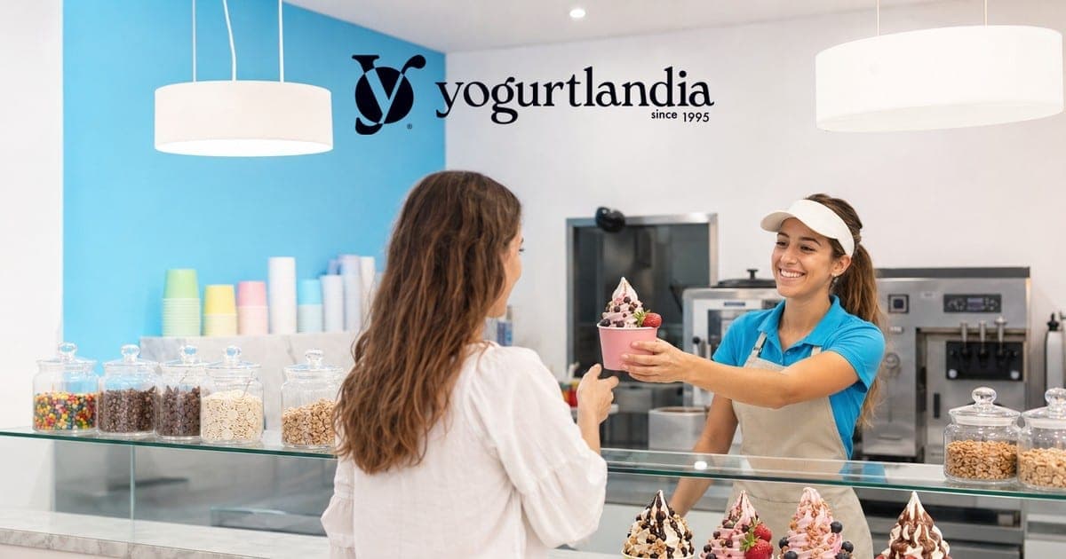 Coppette di frozen yogurt Yogurtlandia con frutta fresca e topping colorati