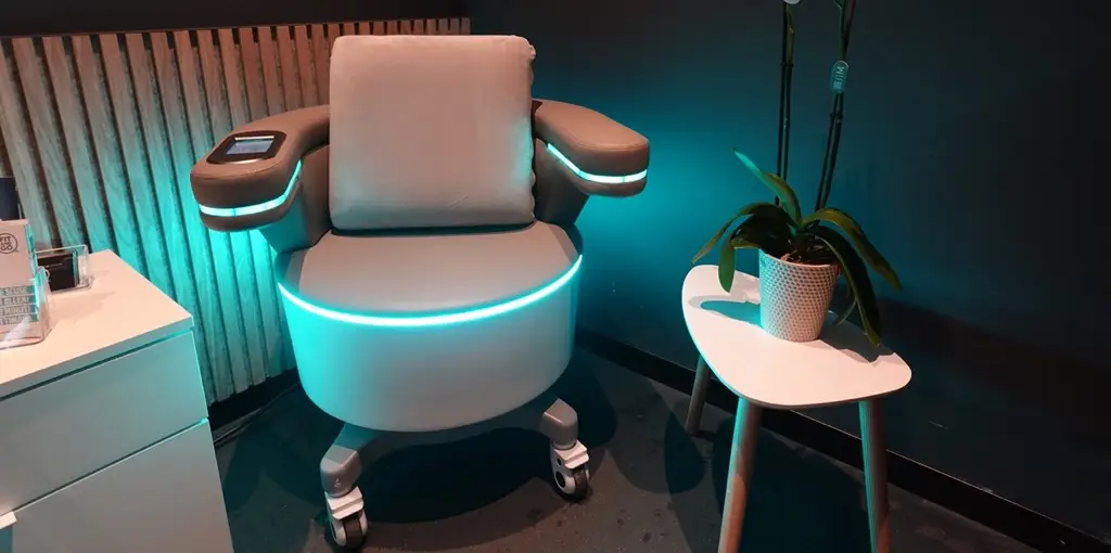 EMS Chair FitAndGo avec éclairage teal dans un espace premium